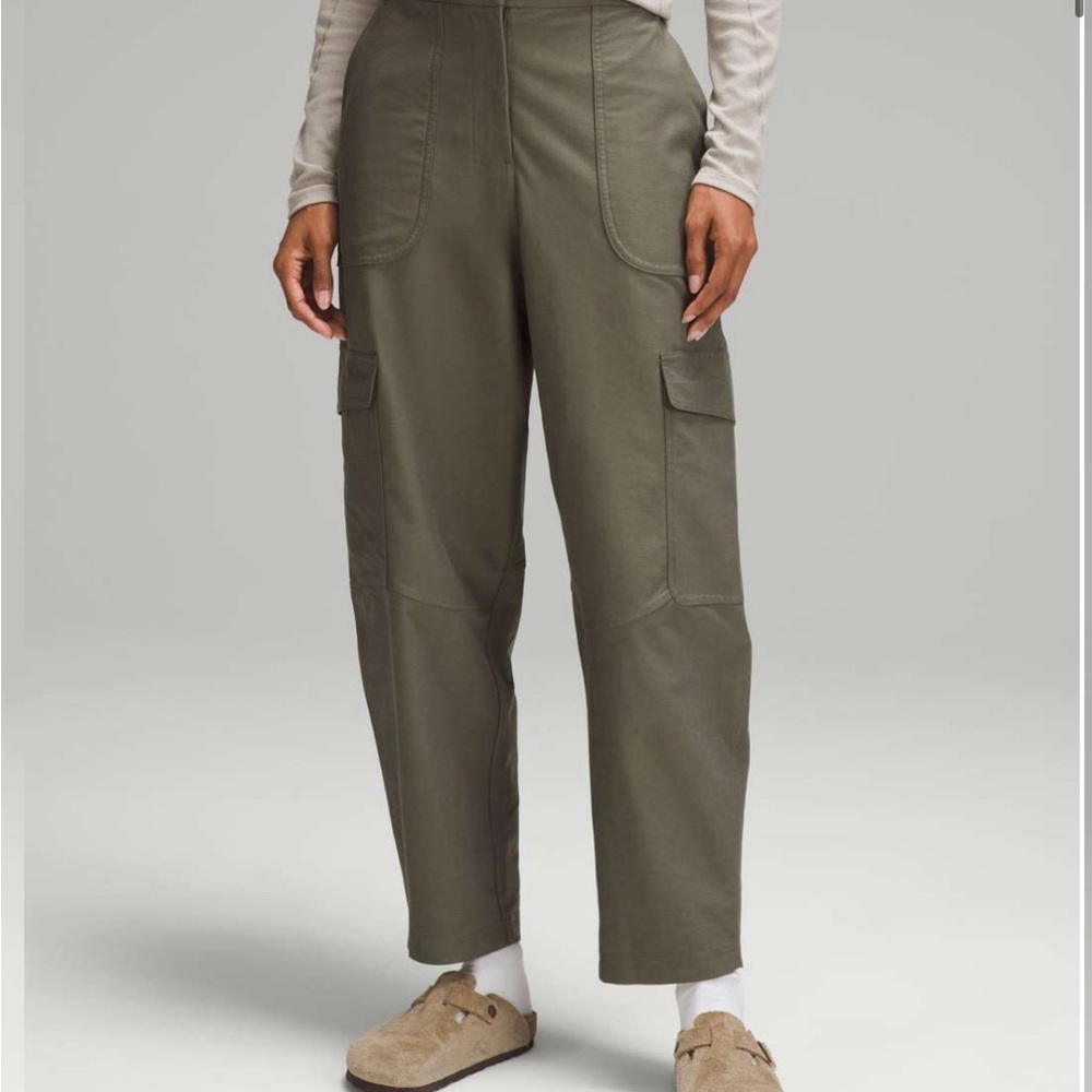 Lululemon Light Utilitech Cargo Pocket High-Rise Barrel Pant in Army Green